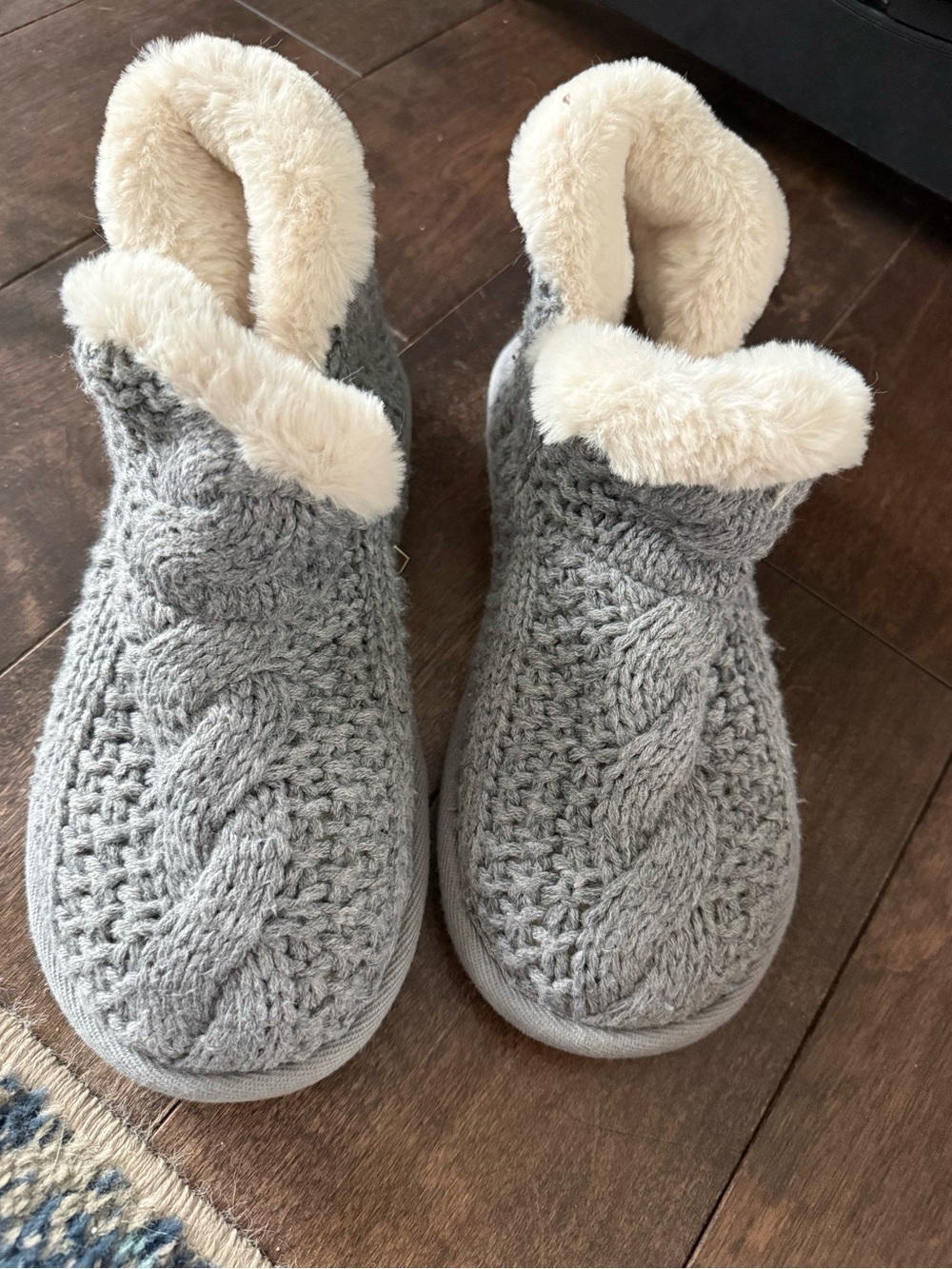 Abercrombie & Fitch Gray Knit Cable Bootie Slippers with Cream Faux Fur